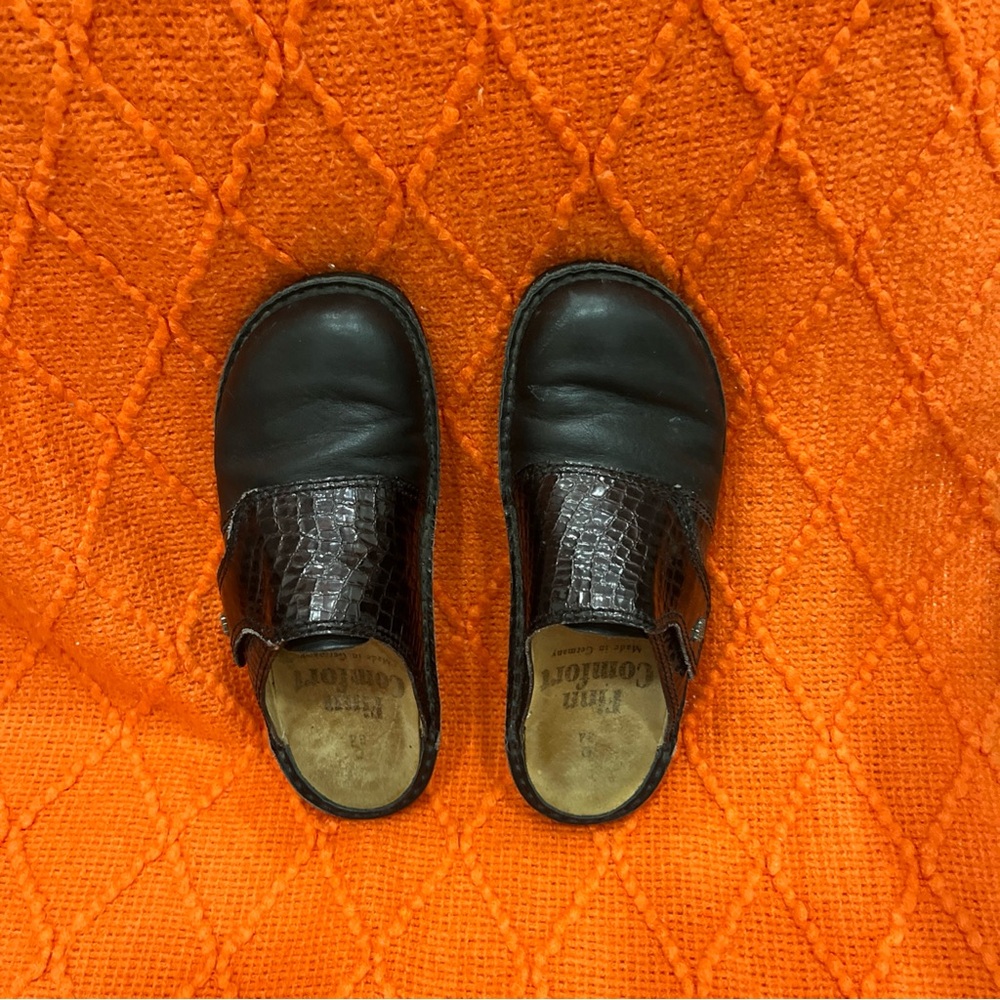 Finn Comfort
Women’s Black Leather Mules
Size 5.5
Good conditions